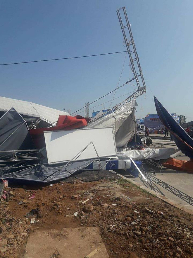 Quảng Ninh: Lốc xoáy bất ngờ kéo đến khiến 2 người bị thương, 60 gian hàng đổ nát