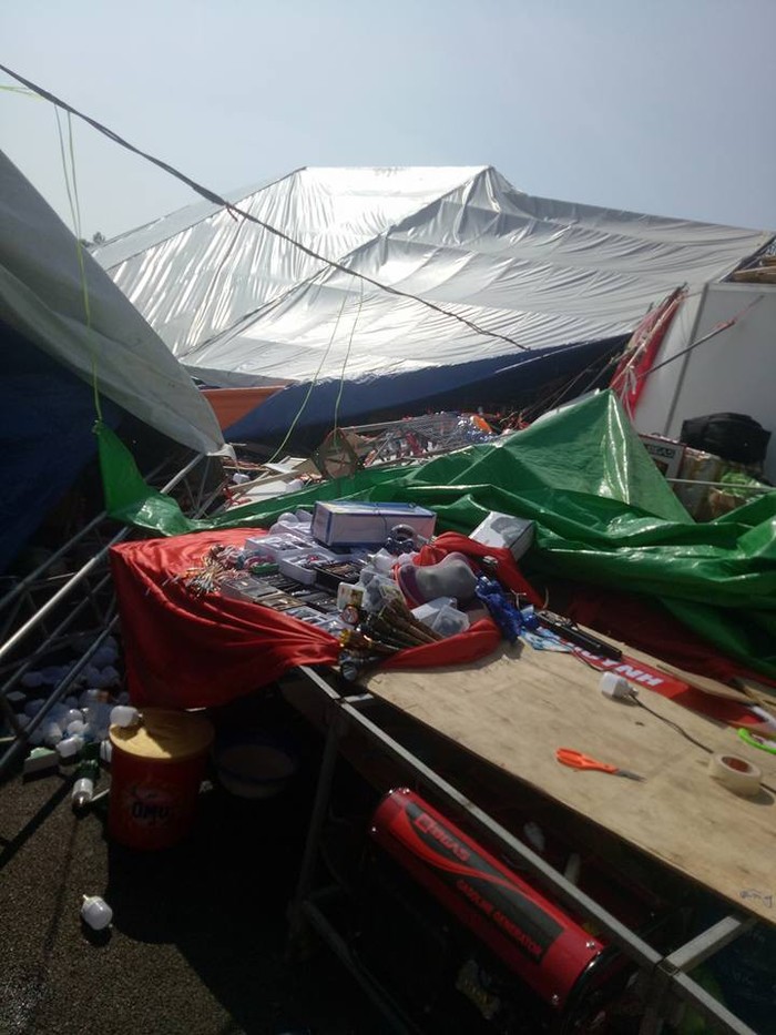 Quảng Ninh: Lốc xoáy bất ngờ kéo đến khiến 2 người bị thương, 60 gian hàng đổ nát