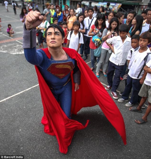 
Herbert Chavez có diện mạo giống hệt Superman.