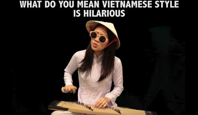 
Hình ảnh ấn tượng của Kayla Nguyễn khi vừa mặc áo dài, đội nón lá, đánh đàn bầu, nhưng lại đeo kính dâm như thầy bói mù, hát giai điêu "What do you mean" cực chất