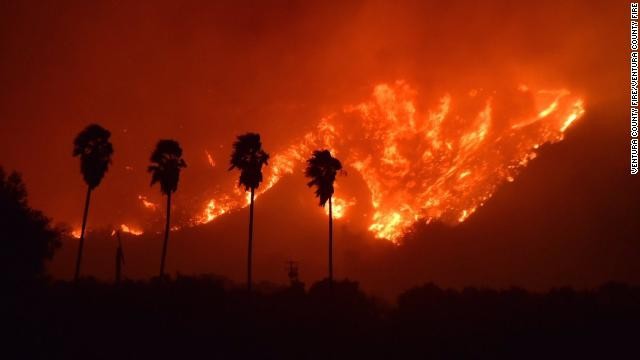 
Ngọn lửa dữ dội bao trùm diện tích rộng lớn (Ảnh: CNN)