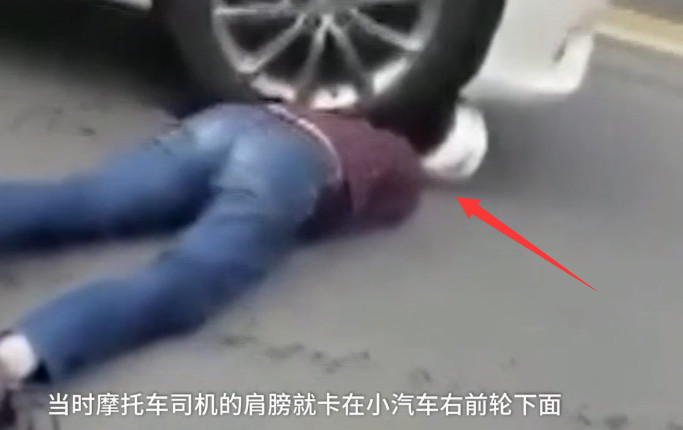 Thanh niên bị kẹt đầu vào bánh xe ô tô, kéo lê 17m vẫn may mắn thoát chết nhờ lý do bất ngờ