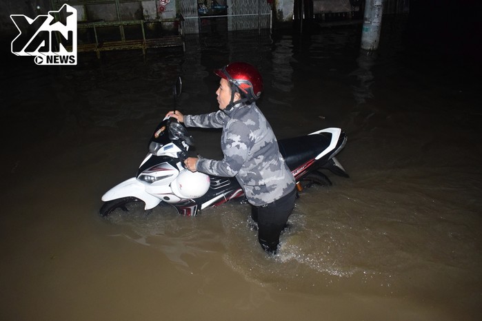 
Nước ngập đến gần yên xe máy.