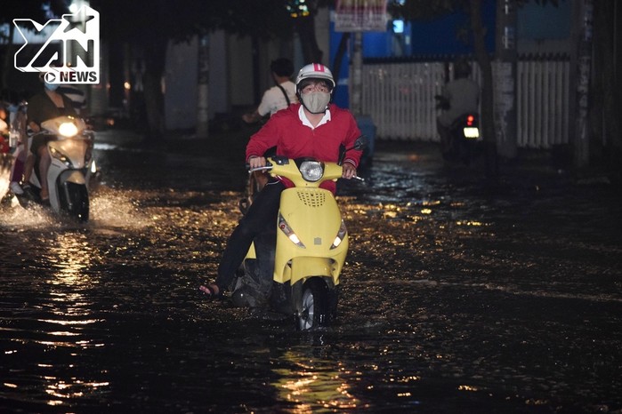 Chùm ảnh: Người Sài Gòn dắt xe “bơi” về nhà trong đợt triều cường ngập gần 1m