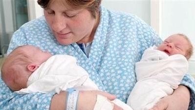 
Cặp song sinh người Romania này lại hết sức đặc biệt khi có ngày sinh cách xa nhau đến tận 2 tháng trời. Một trong hai em bé bị sinh non còn em bé còn lại ra đời 2 tháng sau đó.