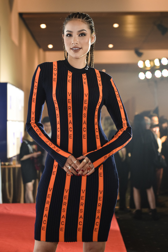 
Xuất hiện trên thảm đỏ sự kiện thời trang, Hoa hậu Phạm Hương trong bộ váy ôm sát phá cách bằng hình tượng mạnh mẽ với khuyên mũi, tóc bím.