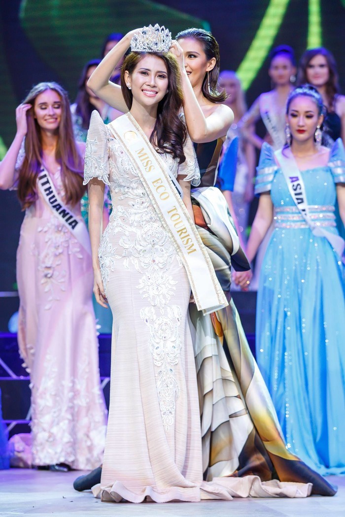 
Một trong 3 gương mặt xuất sắc đăng quang cuộc thi Hoa hậu Đại sứ du lịch thế giới 2017 chính là đại diện Việt Nam - Liên Phương với ngôi vị Á hậu danh giá.