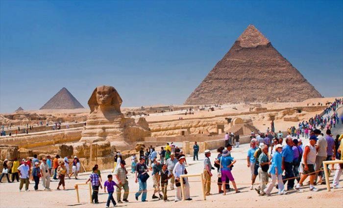 
Tượng Nhân sư và các kim tự tháp trên cao nguyên Giza thu hút hàng triệu khách du lịch mỗi năm.( Ảnh: Internet)