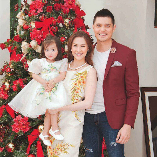 
Cả gia đình mỹ nhân đẹp nhất Philippines xuất hiện ngọt ngào trên tạp chí.