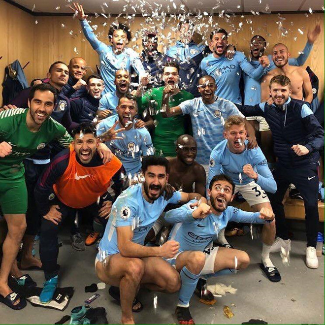 
Cầu thủ Man City ăn mừng vui vẻ trong phòng thay đồ. Ảnh: Instagram.