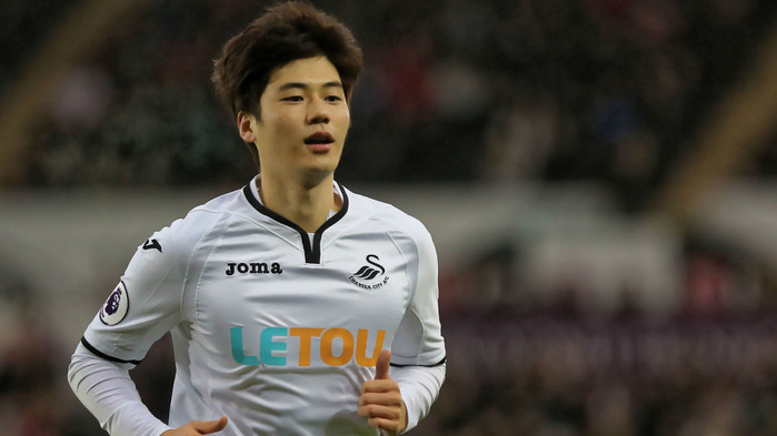 
Tiền vệ trung tâm: KI SUNG-YUENG | SWANSEA CITY - Thống kê cho thấy, tiền vệ người Hàn Quốc tạo ra đến 5 cơ hội ăn bàn cho đồng đội. Nhờ đó, Swansea có thắng lợi tối thiểu 1-0 trước West Brom do công Wilfried Bony.