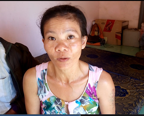 
Chị Nguyễn Thị Gái là chị họ của Nguyễn Phương Trí đang chăm sóc tại nhà của Trí
ẢNH: QUẾ HÀ