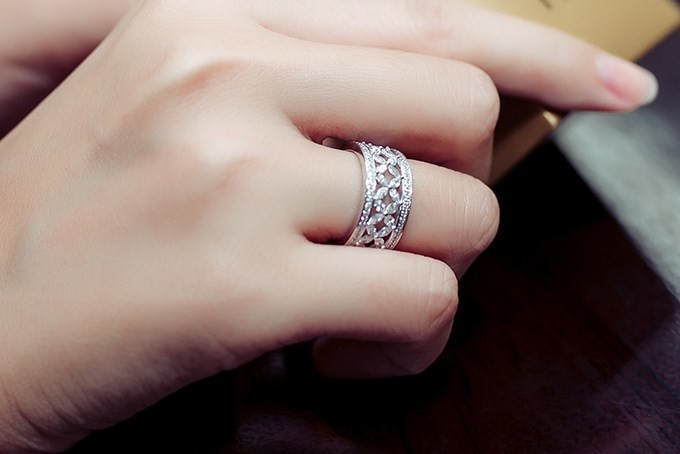 
Cận cảnh chiếc nhẫn được thiết kế tinh xảo có giá trị vài tỷ đồng của Thanh Hằng.