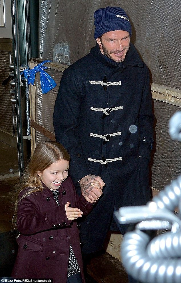 Ngắm mái tóc dài đẹp như công chúa của Harper, Beckham cười hạnh phúc còn hơn cả khi ghi bàn