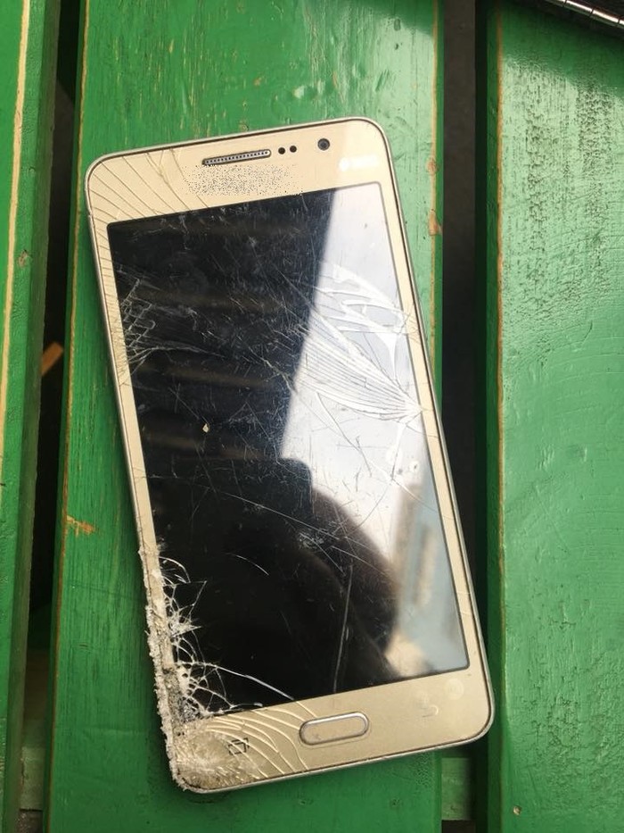  Chiếc điện thoại mà tên trộm đã "bỏ của chạy lấy người"