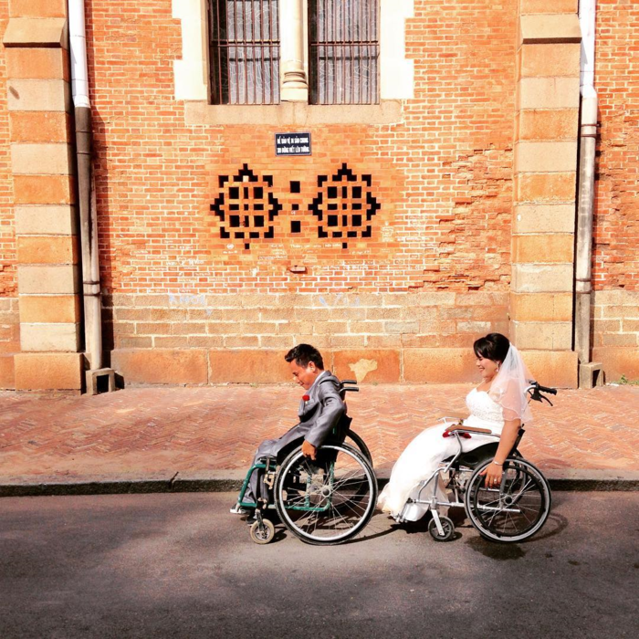 
Sài Gòn là nơi ôm những người tứ xứ đến lập nghiệp và cũng nơi kết duyên cho những mối tình. Trong ảnh là cặp đôi khuyết tật chụp ảnh cưới bên dưới nhà thờ Đức Bà - "thánh địa" chụp ảnh cưới của Sài Gòn. (Instagram: doanhaidangvn)