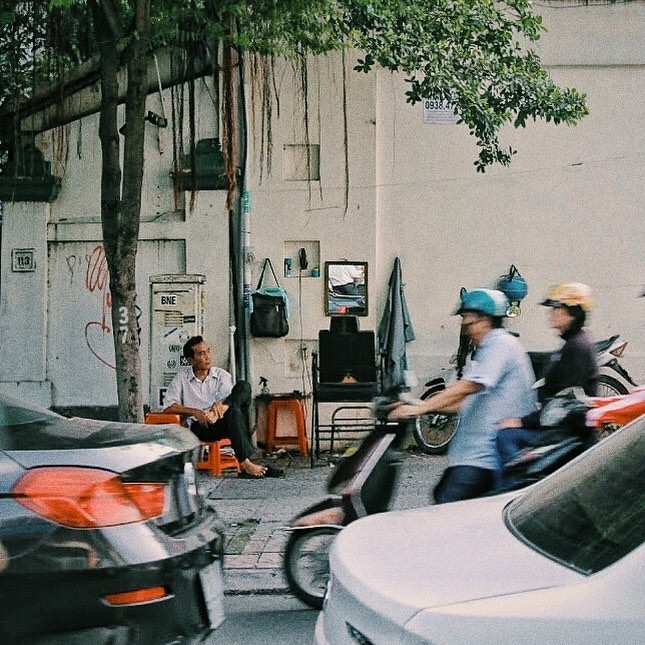 
Sài Gòn bình dị với mấy tiệm cắt tóc trên vỉa hè, có khi cả những người dừng xe hơi sang trọng bên đường rồi ghé qua cắt tóc... (Instagram: nquanh.ph)