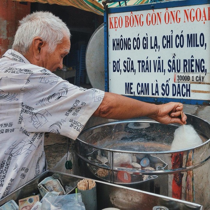Sài Gòn có "Kẹo bông gòn Ông ngoại. Không có gì lạ, chỉ có milo, bơ, sữa, trái vải, sầu riêng, me, cam là số dách". (Instagram: nquanh.ph)