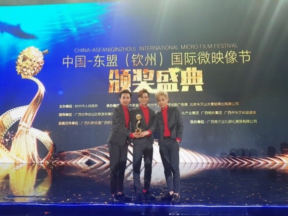 
Đông đảo người hâm mộ ở Việt Nam đã vô cùng bất ngờ trước thông tin và hình ảnh của HKT khi nhận giải thưởng ở Trung Quốc.​ - Tin sao Viet - Tin tuc sao Viet - Scandal sao Viet - Tin tuc cua Sao - Tin cua Sao