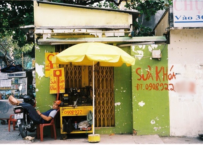 Sài Gòn có những chú thợ sửa khóa chỉ có một cái xe chứa ti tỉ cái chìa khóa, ổ khóa, một cây dù che nắng mưa và những bảng vẽ tay "Sửa khóa làm chìa" mở ngay trên vỉa hè bao nhiêu năm. (Instagram: phanlephuongchi)