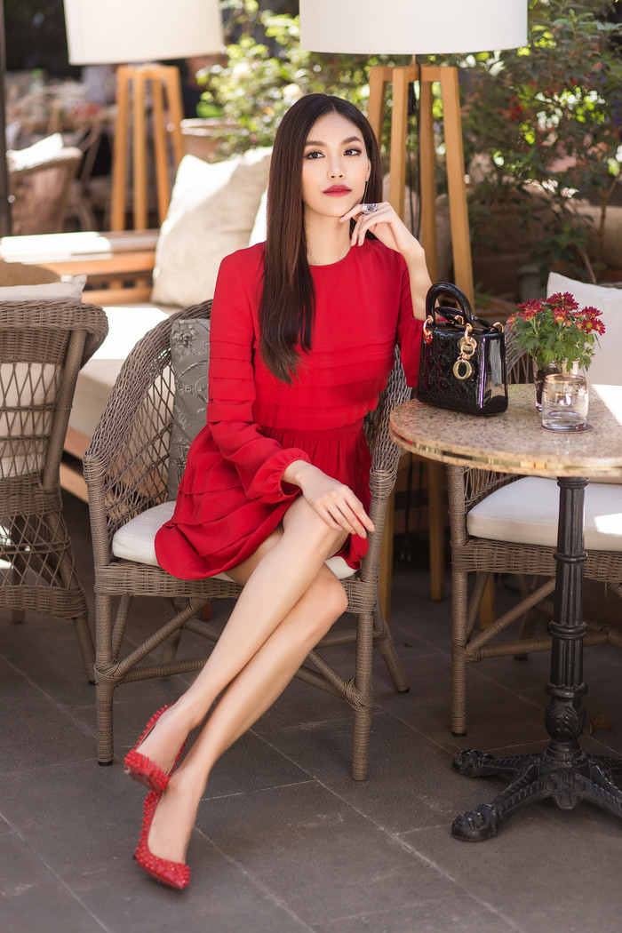 
Chỉ diện chiếc đầm màu đỏ trơn cùng phụ kiện đơn giản nhưng vẫn thấy được ở cô tư duy thời trang rất nhạy bén.