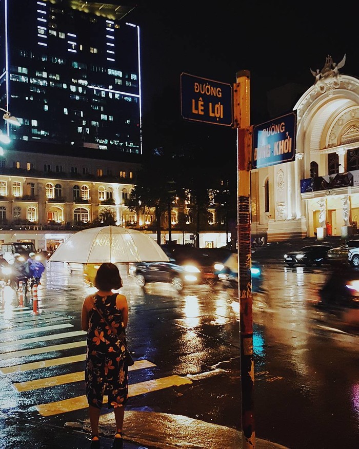Sài Gòn một góc đường giao thoa giữa hiện đại là tòa nhà cao tầng sáng choang và kiến trúc Pháp cũ một tối thứ hai ẩm ướt. (Instagram: thienminh1990)