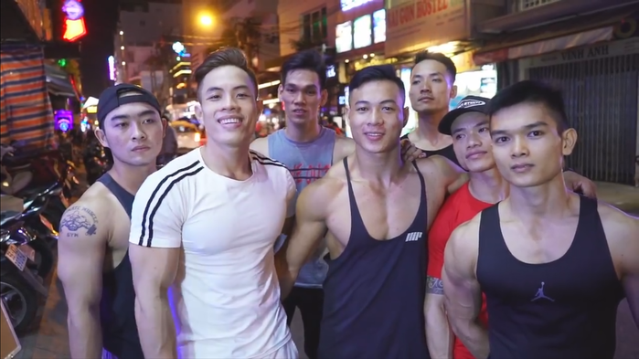 Dàn trai đẹp 6 múi với khẩu hiệu "ôm miễn phí" gây náo loạn tại phố
