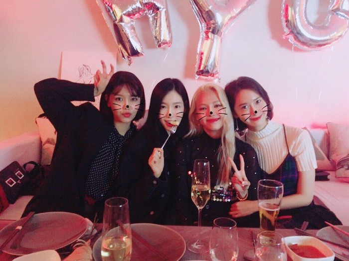 
Các cô nàng cũng có những phút giây cực kì hạnh phúc với nhau trong tiệc sinh nhật của Hyoyeon.
