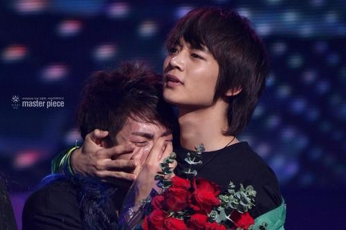 
Hình ảnh Jonghyun khóc nức nở trong vòng tay Minho.