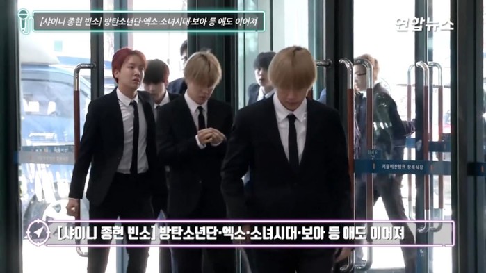
Các thành viên BTS cúi đầu tiến vào viếng tiền bối Jonghyun.