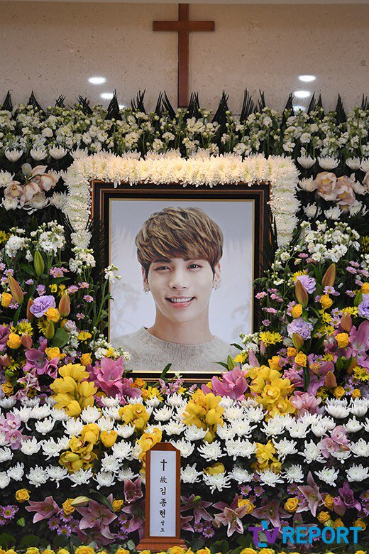 
Được biết, tang lễ của Jonghyun sẽ được tổ chức tại sảnh tang lễ ở tầng 1 của bệnh viện Asan bắt đầu từ 0 giờ 25 phút ngày 20/12 cho đến 9 giờ ngày 21/12. 