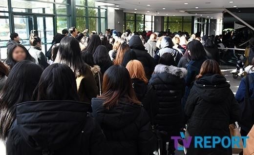
Hiện tại, dòng người đến chia buồn, khóc thương và tiễn biệt Jonghyun vẫn đang nối dài tại sảnh bệnh viện.