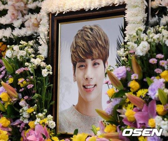 
Ngay từ sớm, hơn 500 người hâm mộ đã tập trung trước nơi diễn ra lễ viếng Jonghyun để nói lời chào tạm biệt cuối cùng với anh. 