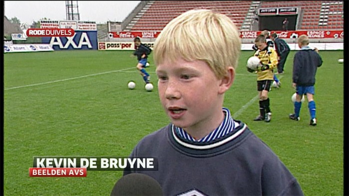 
Nhìn gương mặt "búng ra sữa" này, ít ai biết rằng De Bruyne từng bị đúp 2 lần năm học lớp 4 và mới chỉ học hết lớp 10. Từ bé, tiền vệ người Bỉ chỉ muốn trở thành cầu thủ chuyên nghiệp nhưng bố mẹ anh phản đối vì không muốn con mình mạo hiểm với tương lai. Tuy nhiên, để phản đối gia đình, De Bruyne đã bỏ học nguyên một học kì năm lớp 4. Sau đó, bố mẹ anh đã gửi anh đến trại giáo dưỡng để rèn luyện nhưng tại đây ngôi sao người Bỉ tiếp tục trốn học, buộc bố mẹ phải đồng ý cho anh đi đá bóng.