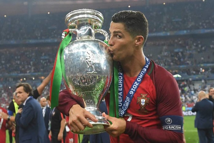 
Với những thành công đó, vào tháng 3 năm nay, thủ quân của ĐT Bồ Đào Nha đã được Liên đoàn bóng đá nước này (FPF) trao tặng giải thưởng cầu thủ xuất sắc nhất năm. Đây là lần thứ 8 trong sự nghiệp, Cristiano Ronaldo có vinh dự này. Trước đó, anh cũng từng nhận giải cầu thủ Bồ Đào Nha xuất sắc nhất vào các năm 2007, 2008, 2009, 2011, 2012, 2013 và 2015.
