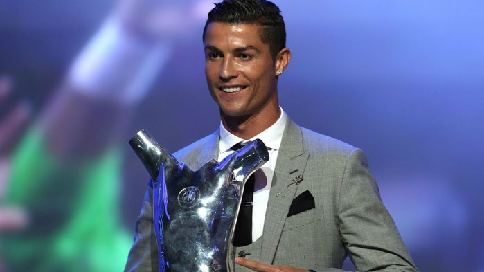 
Sự cố gắng của Ronaldo đã được ghi nhận vào ngày 25/8, khi anh được vinh danh tại lễ trao giải cầu thủ xuất sắc nhất châu Âu. Với điểm số 482, Ronaldo đã áp đảo Messi (141 điểm) và Buffon (109 điểm) để ẵm giải thưởng danh giá này.​
