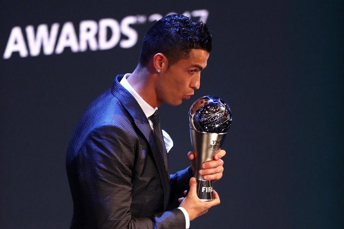 
Chỉ trong vòng 10 tháng, Ronaldo đã được nhận danh hiệu cầu thủ xuất sắc nhất của FIFA tới hai lần. Lần này là danh hiệu cầu thủ xuất sắc nhất FIFA năm 2017. Đây cũng là lần thứ hai liên tiếp tiền đạo người Bồ Đào Nha có vinh dự được nhận danh hiệu này, sau khi giải thưởng của FIFA tách riêng với quả bóng vàng châu Âu do France Football bình chọn.