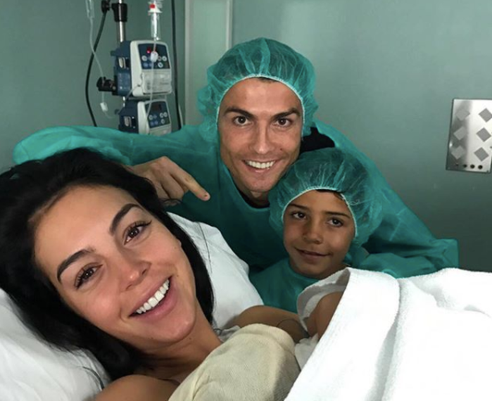 
Ronaldo đã chào đón đứa con thứ tư của mình tại bệnh viện vào ngày 12/11. Đây là đứa con đầu của anh với người bạn gái Georgina Rodriquez, cô bé có tên là Alana Martina.