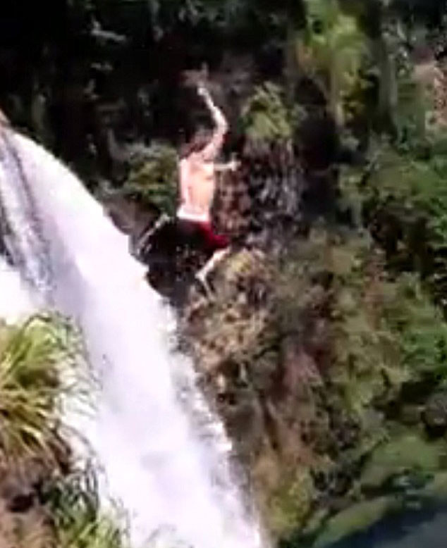 
Anh chàng người Mỹ suýt chết vì liều mạng nhảy xuống thác nước cao 60 mét