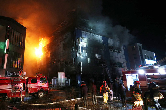 
Đám cháy lớn xuất phát từ tầng hầm để xe của tòa nhà (Ảnh: Reuters)