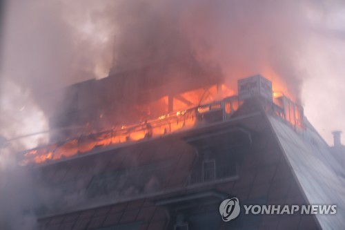 
Đám cháy nhanh chóng lan lên các tầng khác trong tòa nhà cao tầng (Ảnh: Yonhap)