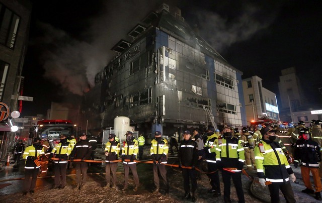 
Lực lượng cứu hỏa được điều động đến dập tắt vụ cháy (Ảnh: Reuters)