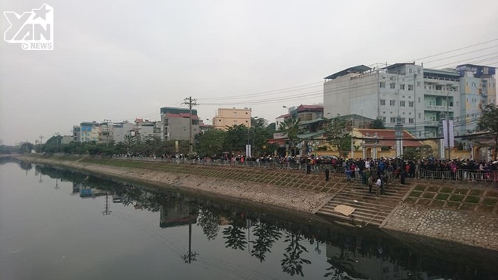 Hà Nội: Bàng hoàng phát hiện thi thể nam giới trôi lềnh phềnh trên sông Tô Lịch