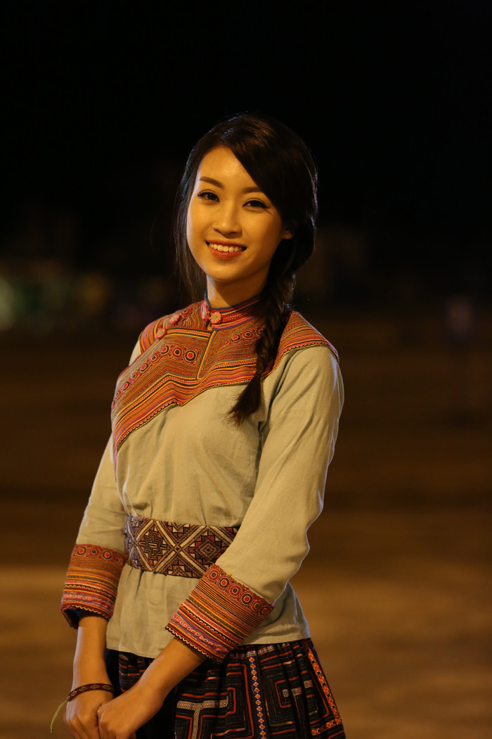 
Hoa hậu Đỗ Mỹ Linh cũng từng xuất hiện tại vùng đồng bào dân tộc cư ngụ và lấy được thiện cảm của công chúng khi diện đồ thổ cẩm, trải nghiệm cuộc sống tại bản làng đầy thú vị cũng như tạo nên một dự án hỗ trợ người dân ở đây.