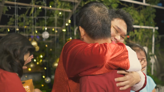 Em trai ca sĩ Phương Vy Idol tặng món quà Giáng Sinh bất ngờ khiến người bố bật khóc “tu tu”