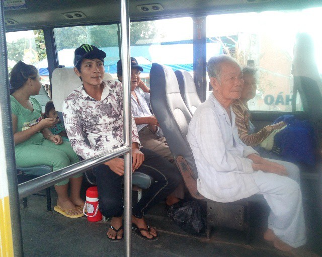 
Người già, phụ nữ, trẻ em ở thị trấn Gành Hào, huyện Đông Hải (Bạc Liêu) được địa phương bố trí xe buýt để di dời đến nơi an toàn.