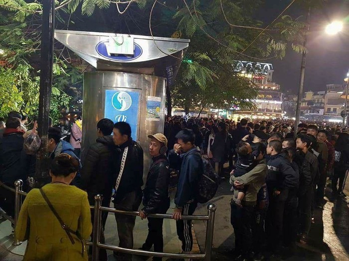 
Hình ảnh ghi nhận đêm Noel ở trung tâm Thủ đô Hà Nội. Cứ tưởng mọi người đi xem đại nhạc hội gì đấy nhưng thực ra là "đi theo tiếng gọi thiên nhiên".