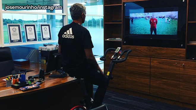 
Jose Mourinho khoe một góc phòng làm việc ở trung tâm huấn luyện Carrington trên trang cá nhân.