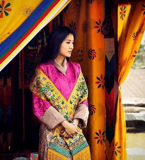 
Dù trong trang phục truyền thống nhưng Jetsun vẫn toát lên vẻ đẹp hiện đại, vô cùng sắc sảo