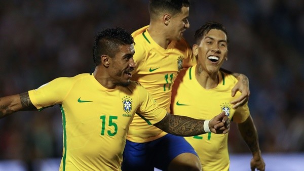 
Paulinho - Coutinho - Firmino là bộ ba rất thân ở tuyển Brazil. Họ thường xuyên liên lạc và cho nhau những lời khuyên về cuộc sống.